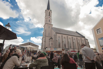 Viele Menschen am Stadtplatz in Freyung genießen die Sonne und das leckere Essen aus den Imbissbuden