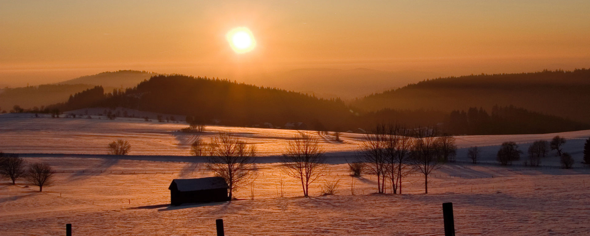 Schöne Aussicht auf die verschneite Winterlandschaft bei Sonnenuntergang